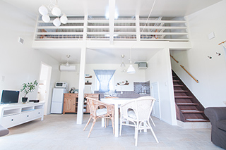 犬と泊まれるコテージのリビング