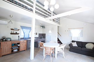 犬と泊まれるコテージのリビング1