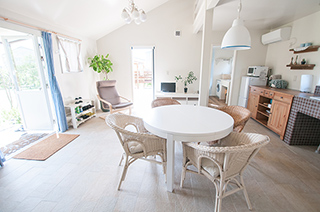 犬と泊まれるコテージのリビング